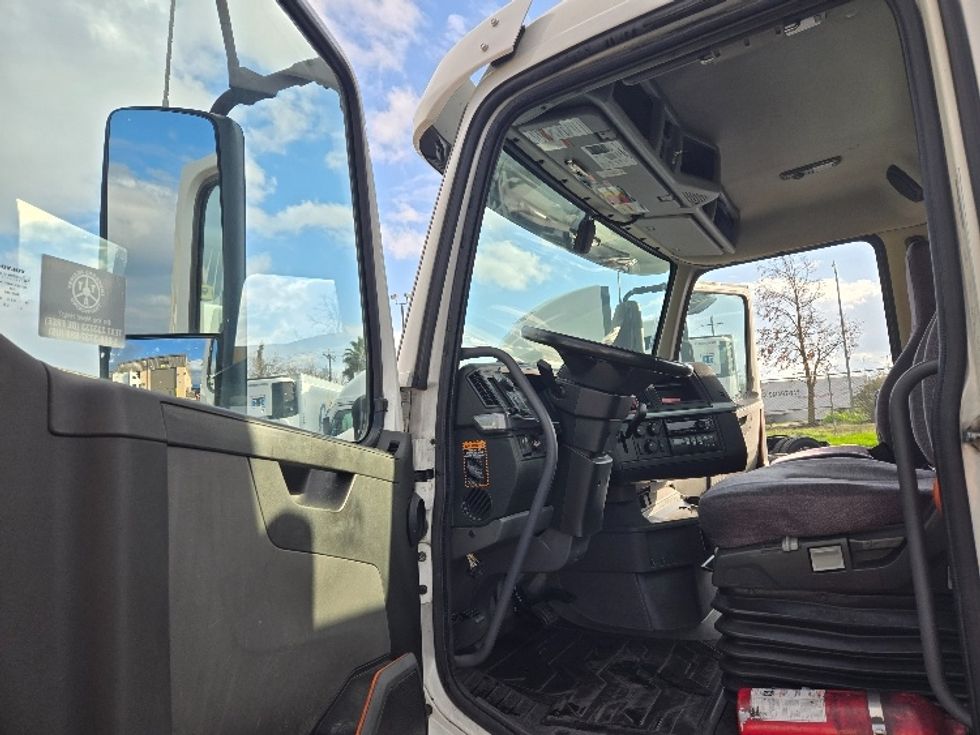 Day Cab Tractor-Heavy Duty Tractors-Volvo-2020-VNR64300-West Sacramento-CA-462,454\n\t\tmiles-$ 56,250 - Image 9