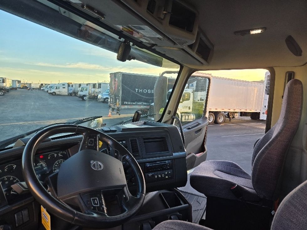 Day Cab Tractor-Heavy Duty Tractors-Volvo-2020-VNR64300-West Sacramento-CA-476,290\n\t\tmiles-$ 54,750 - Image 10