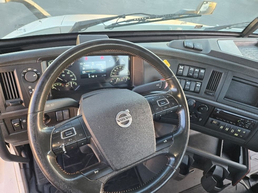 Day Cab Tractor-Heavy Duty Tractors-Volvo-2020-VNR64300-West Sacramento-CA-476,290\n\t\tmiles-$ 54,750 - Image 11