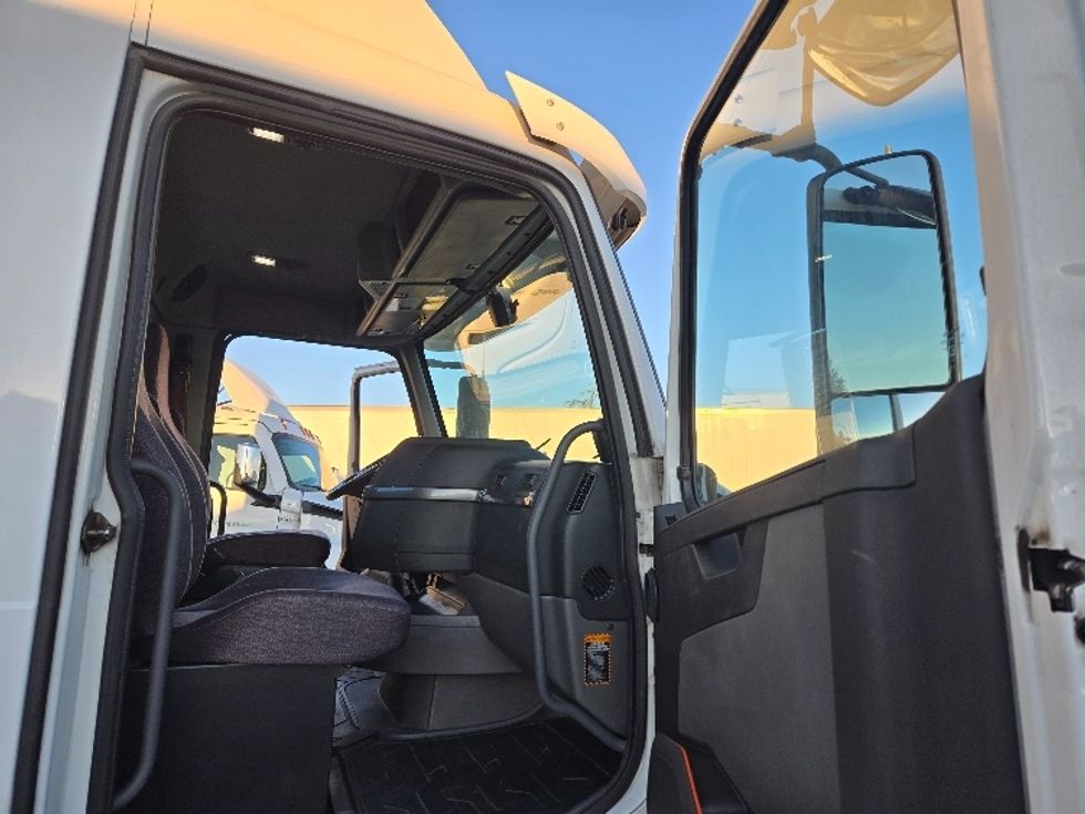Day Cab Tractor-Heavy Duty Tractors-Volvo-2020-VNR64300-West Sacramento-CA-476,290\n\t\tmiles-$ 54,750 - Image 12