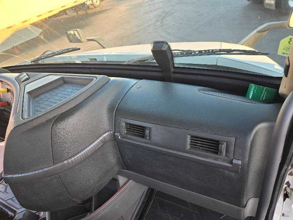 Day Cab Tractor-Heavy Duty Tractors-Volvo-2020-VNR64300-West Sacramento-CA-476,290\n\t\tmiles-$ 54,750 - Image 13