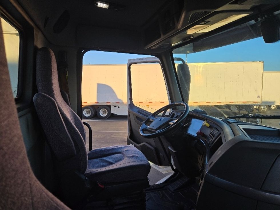 Day Cab Tractor-Heavy Duty Tractors-Volvo-2020-VNR64300-West Sacramento-CA-476,290\n\t\tmiles-$ 54,750 - Image 14