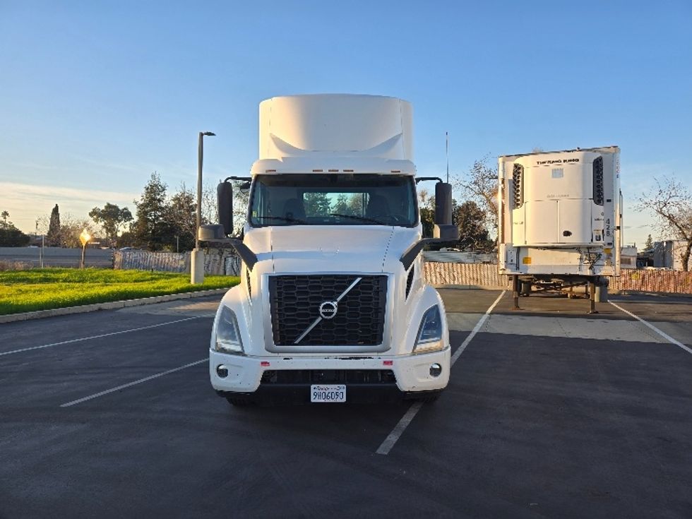Day Cab Tractor-Heavy Duty Tractors-Volvo-2020-VNR64300-West Sacramento-CA-476,290\n\t\tmiles-$ 54,750 - Image 2