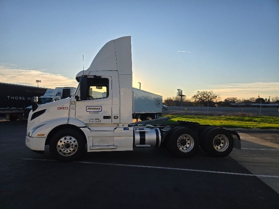 Day Cab Tractor-Heavy Duty Tractors-Volvo-2020-VNR64300-West Sacramento-CA-476,290\n\t\tmiles-$ 54,750 - Image 4