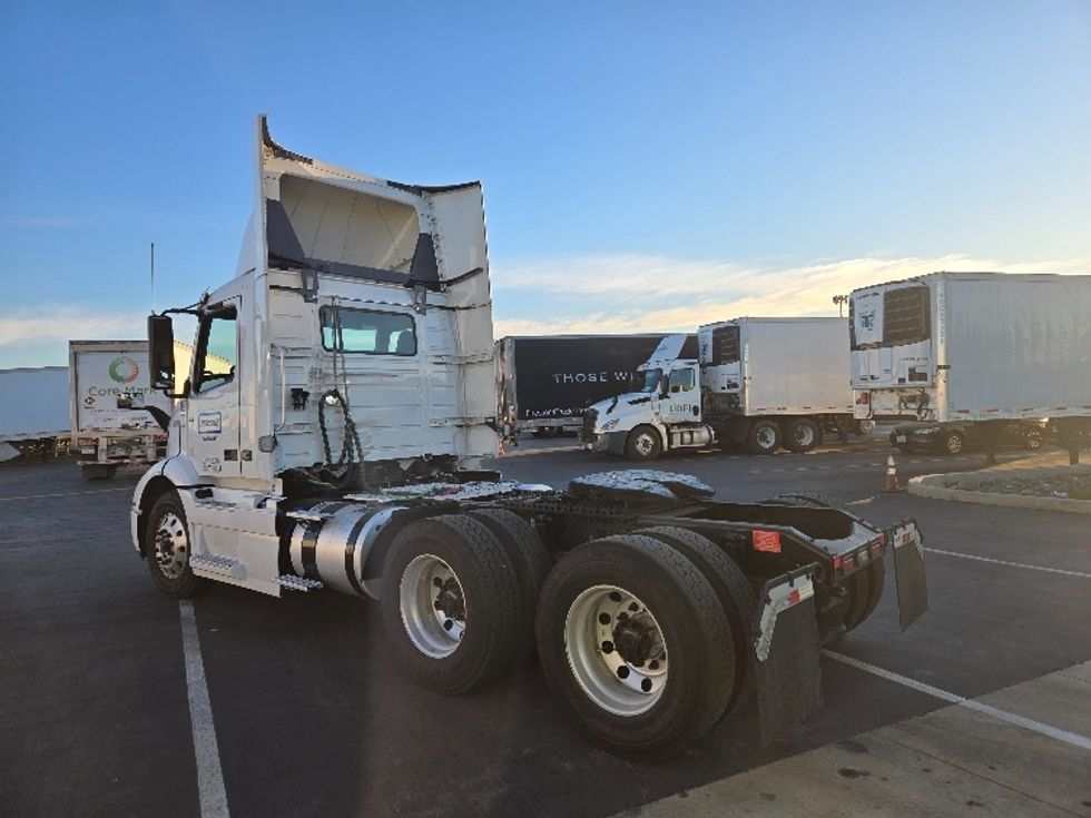 Day Cab Tractor-Heavy Duty Tractors-Volvo-2020-VNR64300-West Sacramento-CA-476,290\n\t\tmiles-$ 54,750 - Image 5