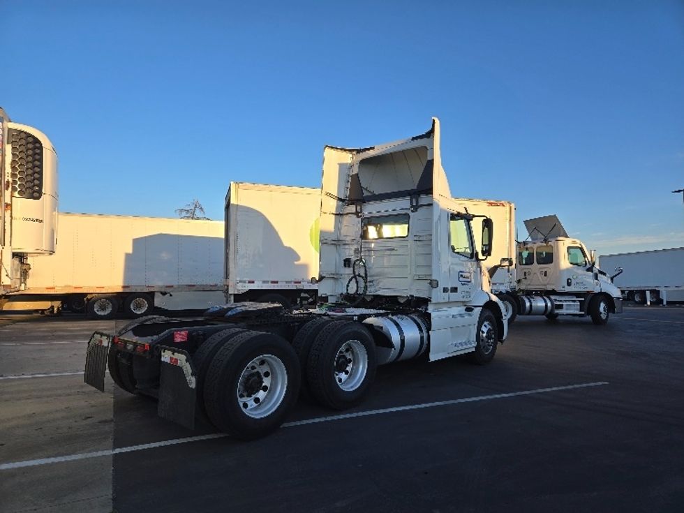 Day Cab Tractor-Heavy Duty Tractors-Volvo-2020-VNR64300-West Sacramento-CA-476,290\n\t\tmiles-$ 54,750 - Image 7
