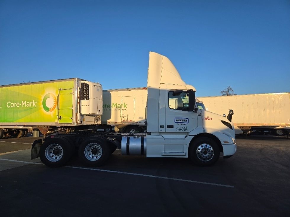 Day Cab Tractor-Heavy Duty Tractors-Volvo-2020-VNR64300-West Sacramento-CA-476,290\n\t\tmiles-$ 54,750 - Image 8