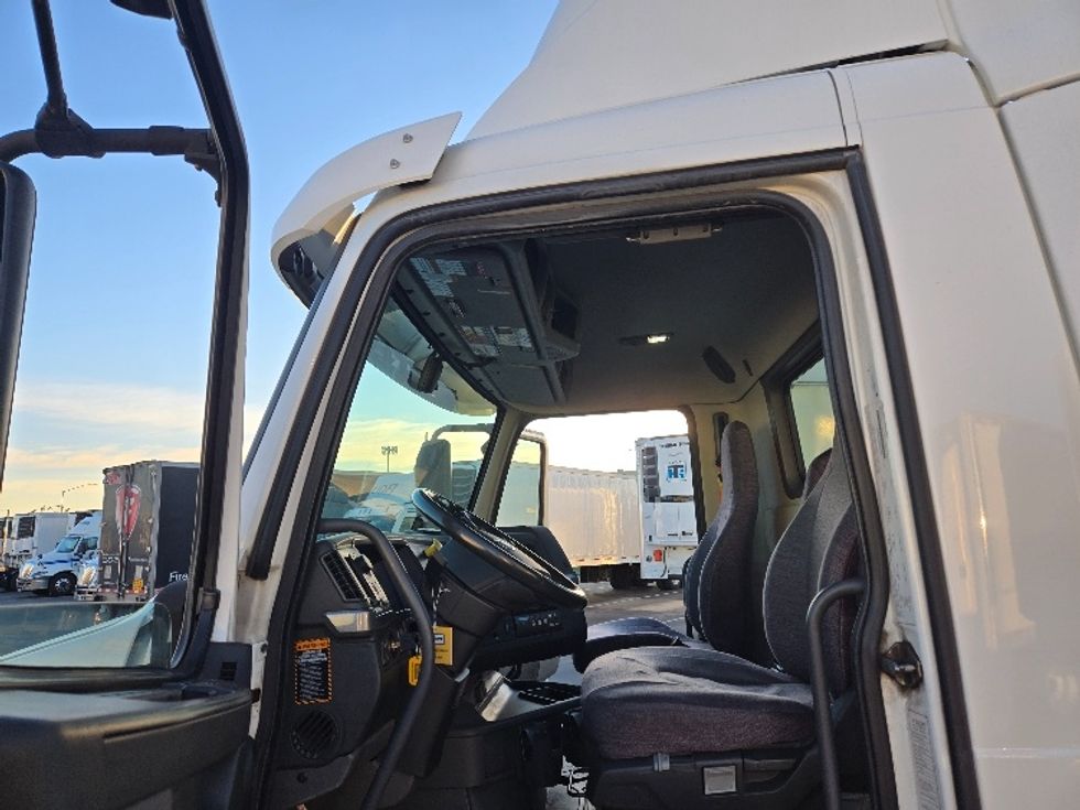 Day Cab Tractor-Heavy Duty Tractors-Volvo-2020-VNR64300-West Sacramento-CA-476,290\n\t\tmiles-$ 54,750 - Image 9