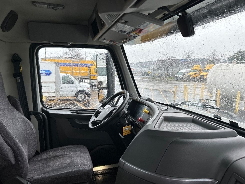 Day Cab Tractor-Heavy Duty Tractors-Volvo-2020-VNR64300-West Sacramento-CA-479,065\n\t\tmiles-$ 49,750 - Image 14