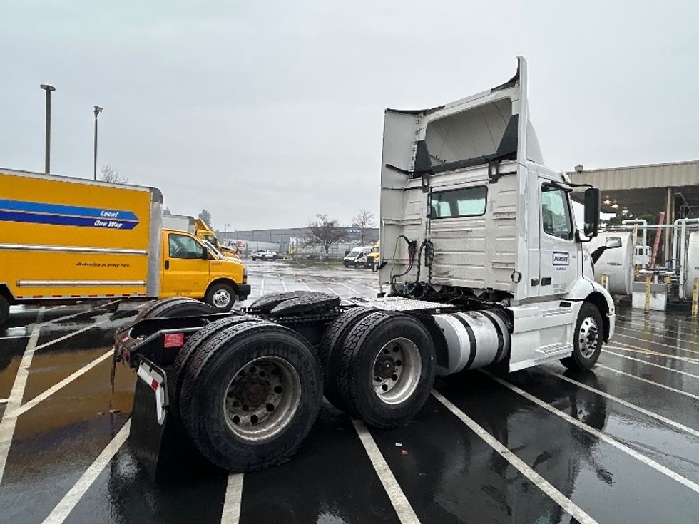 Day Cab Tractor-Heavy Duty Tractors-Volvo-2020-VNR64300-West Sacramento-CA-479,065\n\t\tmiles-$ 49,750 - Image 7