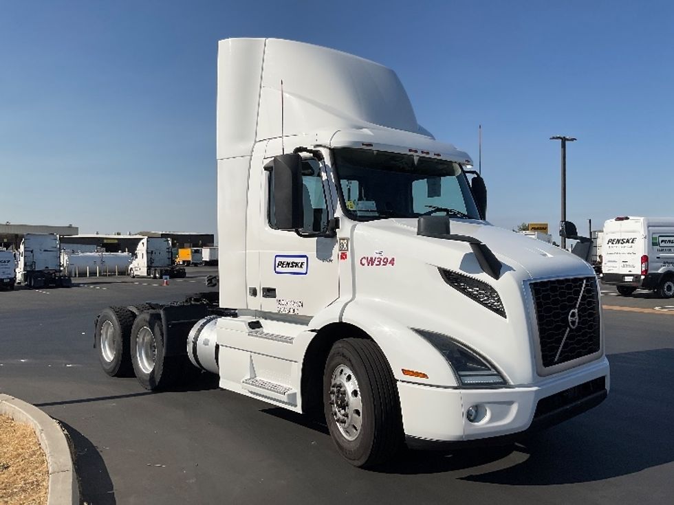 Day Cab Tractor-Heavy Duty Tractors-Volvo-2020-VNR64300-West Sacramento-CA-485,349\n\t\tmiles-$ 52,750 - Image 1