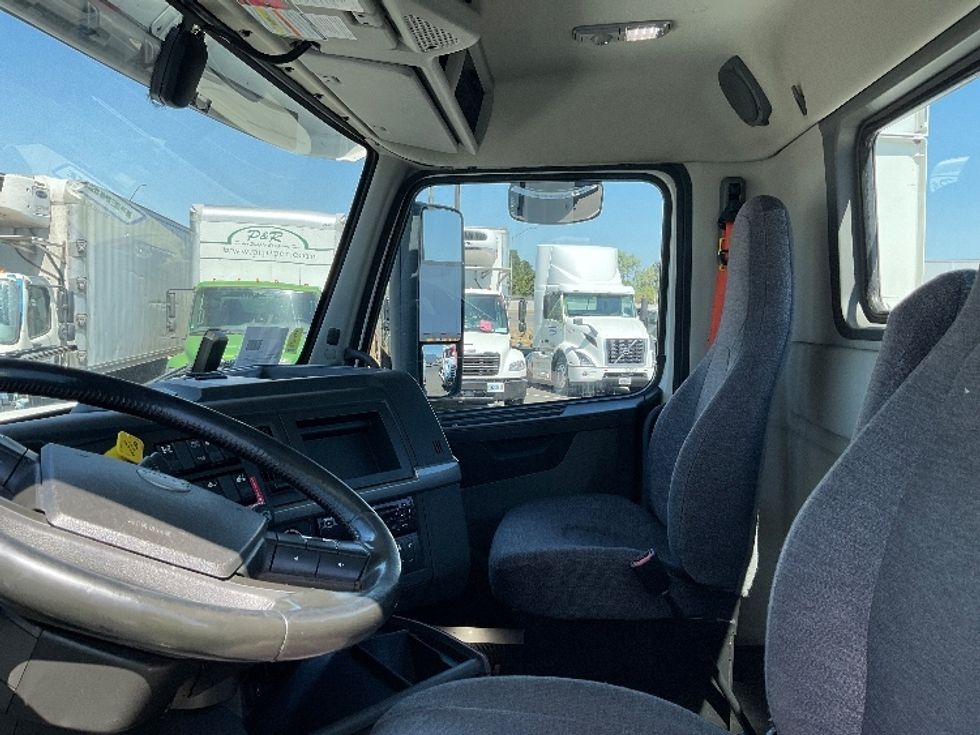 Day Cab Tractor-Heavy Duty Tractors-Volvo-2020-VNR64300-West Sacramento-CA-485,349\n\t\tmiles-$ 52,750 - Image 10