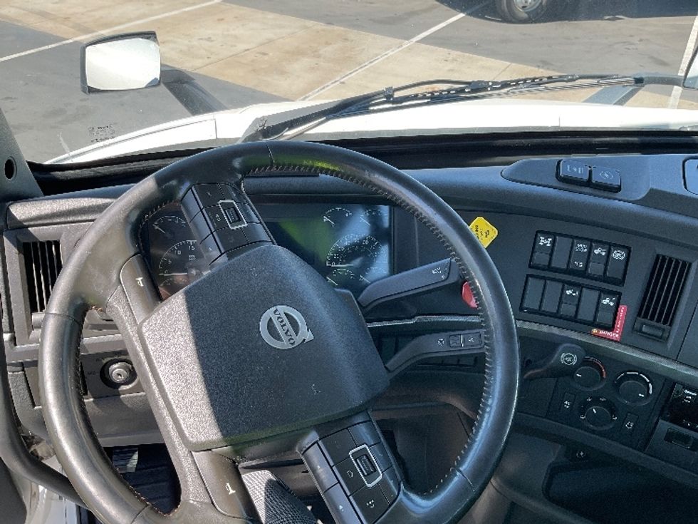 Day Cab Tractor-Heavy Duty Tractors-Volvo-2020-VNR64300-West Sacramento-CA-485,349\n\t\tmiles-$ 52,750 - Image 11