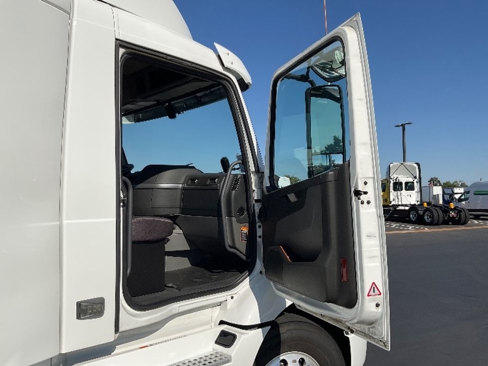 Day Cab Tractor-Heavy Duty Tractors-Volvo-2020-VNR64300-West Sacramento-CA-485,349\n\t\tmiles-$ 52,750 - Image 12