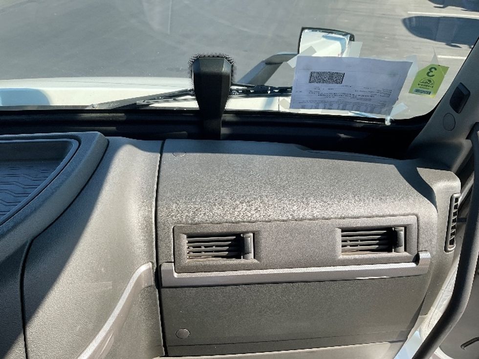 Day Cab Tractor-Heavy Duty Tractors-Volvo-2020-VNR64300-West Sacramento-CA-485,349\n\t\tmiles-$ 52,750 - Image 13