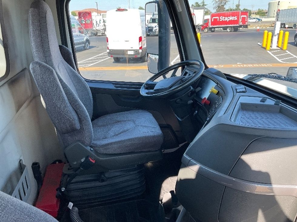 Day Cab Tractor-Heavy Duty Tractors-Volvo-2020-VNR64300-West Sacramento-CA-485,349\n\t\tmiles-$ 52,750 - Image 14