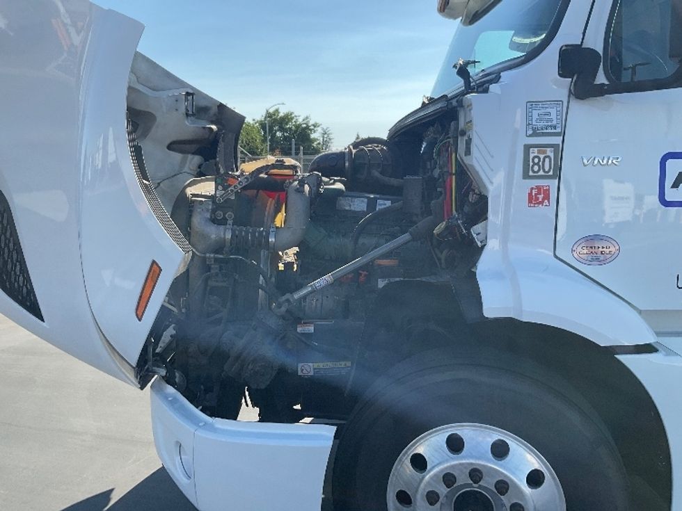 Day Cab Tractor-Heavy Duty Tractors-Volvo-2020-VNR64300-West Sacramento-CA-485,349\n\t\tmiles-$ 52,750 - Image 16