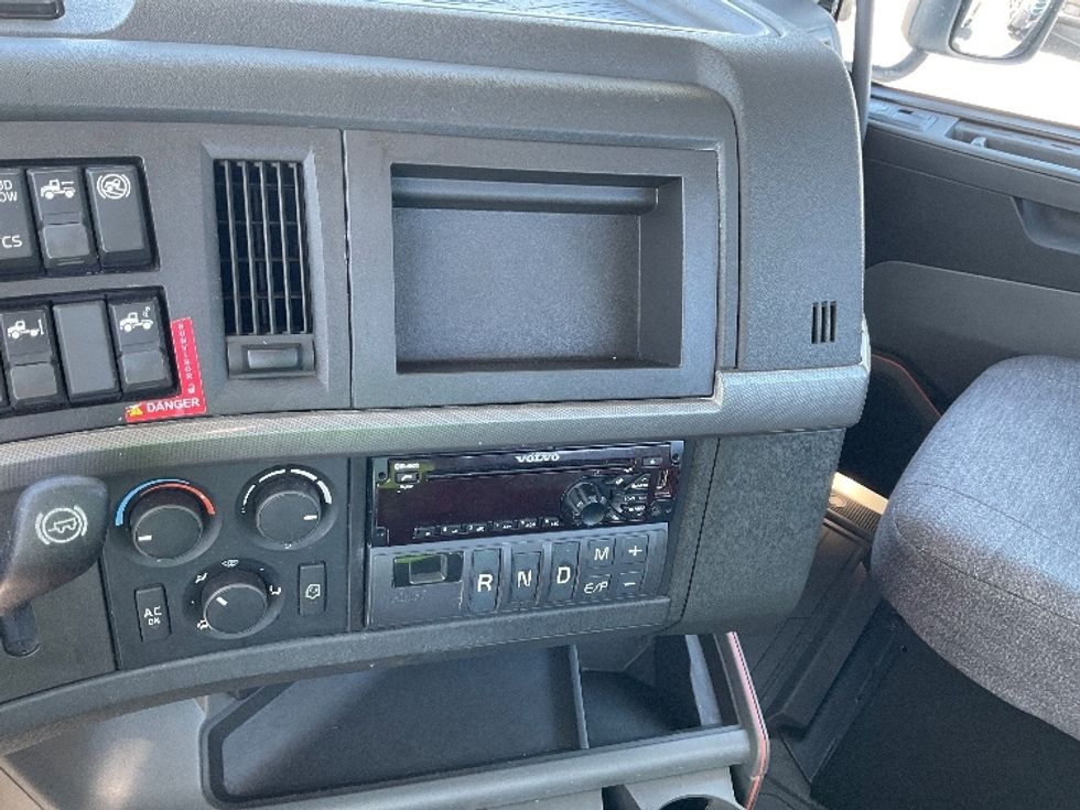 Day Cab Tractor-Heavy Duty Tractors-Volvo-2020-VNR64300-West Sacramento-CA-485,349\n\t\tmiles-$ 52,750 - Image 17