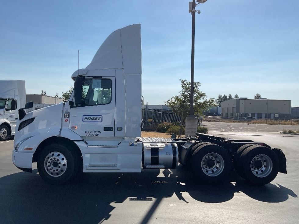 Day Cab Tractor-Heavy Duty Tractors-Volvo-2020-VNR64300-West Sacramento-CA-485,349\n\t\tmiles-$ 52,750 - Image 4