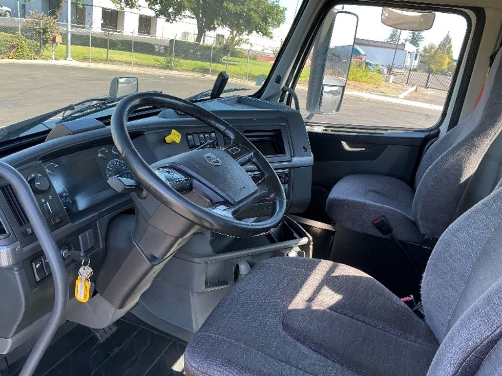Day Cab Tractor-Heavy Duty Tractors-Volvo-2020-VNR64300-West Sacramento-CA-489,958\n\t\tmiles-$ 39,500 - Image 10