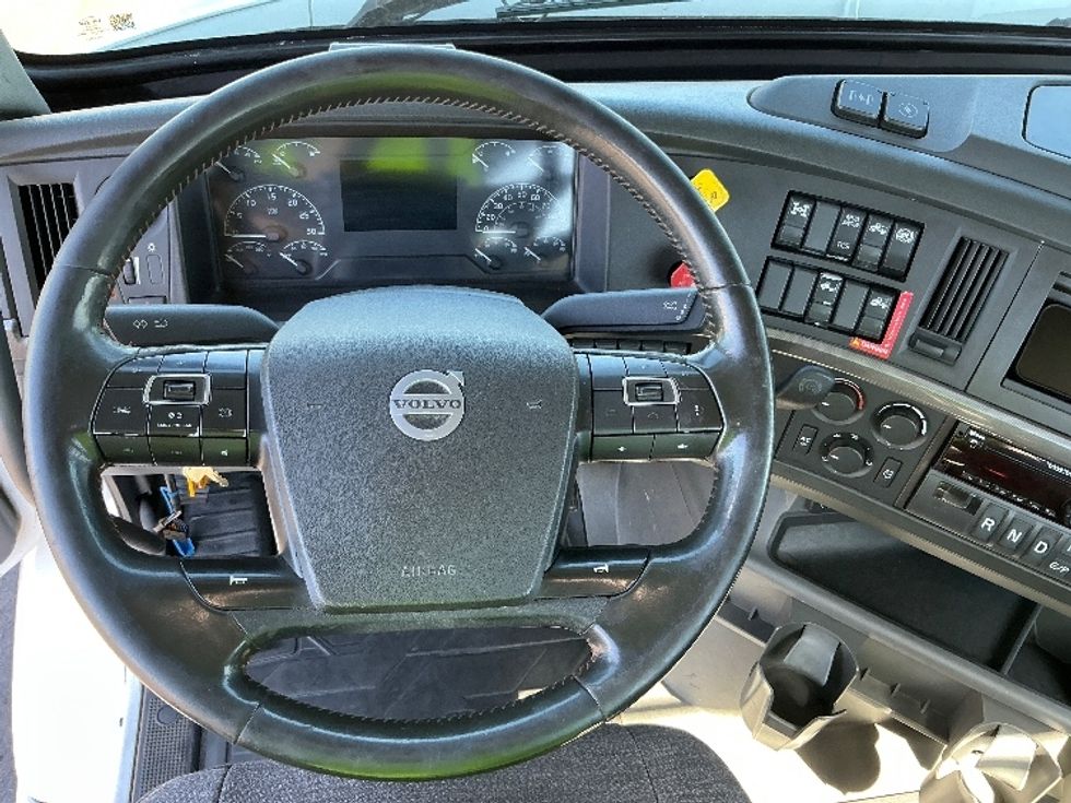 Day Cab Tractor-Heavy Duty Tractors-Volvo-2020-VNR64300-West Sacramento-CA-489,958\n\t\tmiles-$ 39,500 - Image 11