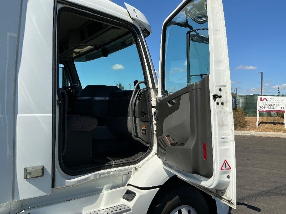 Day Cab Tractor-Heavy Duty Tractors-Volvo-2020-VNR64300-West Sacramento-CA-489,958\n\t\tmiles-$ 39,500 - Image 12