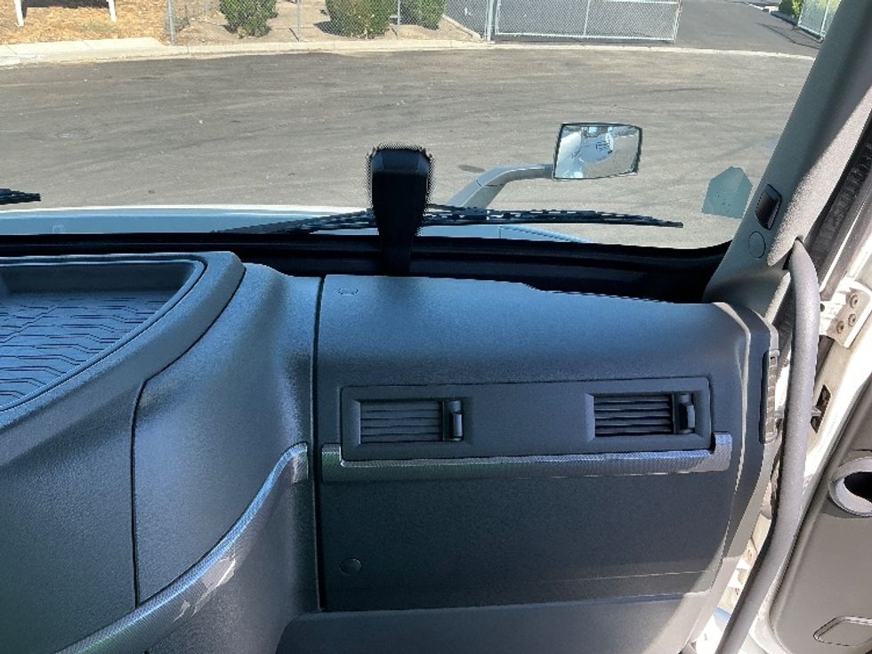 Day Cab Tractor-Heavy Duty Tractors-Volvo-2020-VNR64300-West Sacramento-CA-489,958\n\t\tmiles-$ 39,500 - Image 13