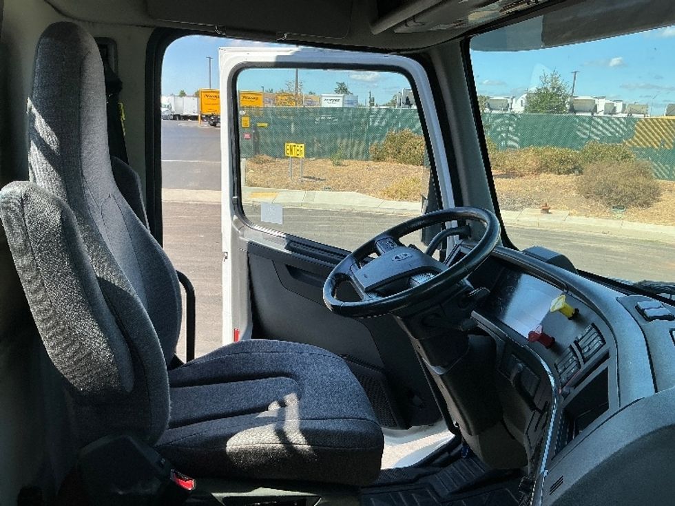 Day Cab Tractor-Heavy Duty Tractors-Volvo-2020-VNR64300-West Sacramento-CA-489,958\n\t\tmiles-$ 39,500 - Image 14
