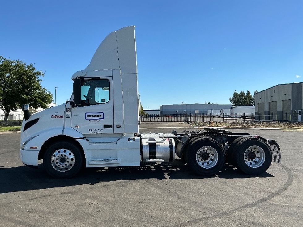 2020 Volvo Truck VNR photo 4