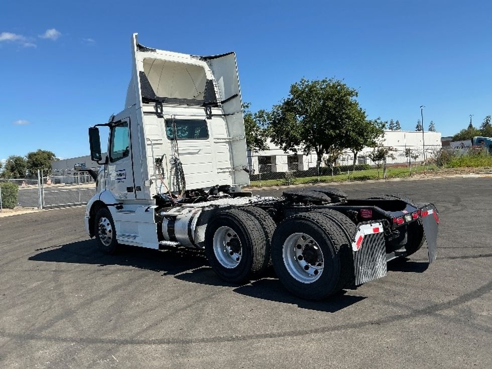 Day Cab Tractor-Heavy Duty Tractors-Volvo-2020-VNR64300-West Sacramento-CA-489,958\n\t\tmiles-$ 39,500 - Image 5