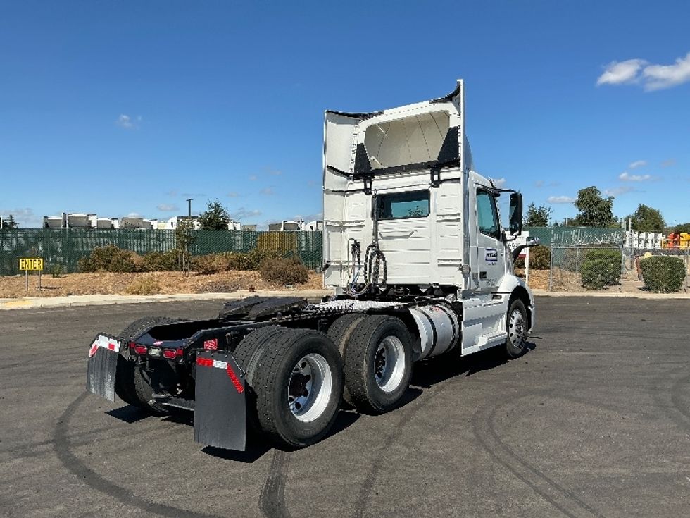 Day Cab Tractor-Heavy Duty Tractors-Volvo-2020-VNR64300-West Sacramento-CA-489,958\n\t\tmiles-$ 39,500 - Image 7