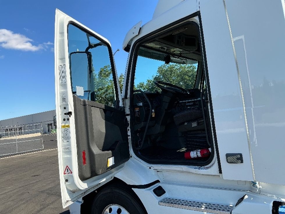 Day Cab Tractor-Heavy Duty Tractors-Volvo-2020-VNR64300-West Sacramento-CA-489,958\n\t\tmiles-$ 39,500 - Image 9