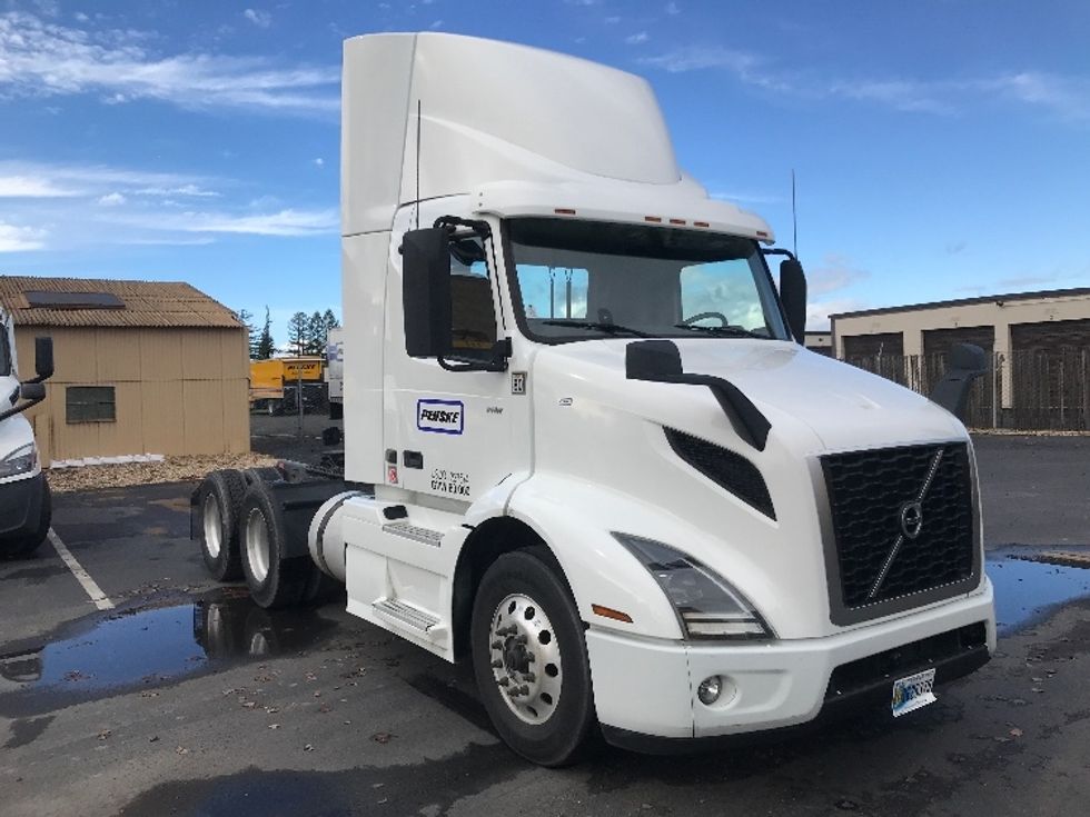 Day Cab Tractor-Heavy Duty Tractors-Volvo-2020-VNR64300-West Sacramento-CA-490,154\n\t\tmiles-$ 51,750 - Image 1