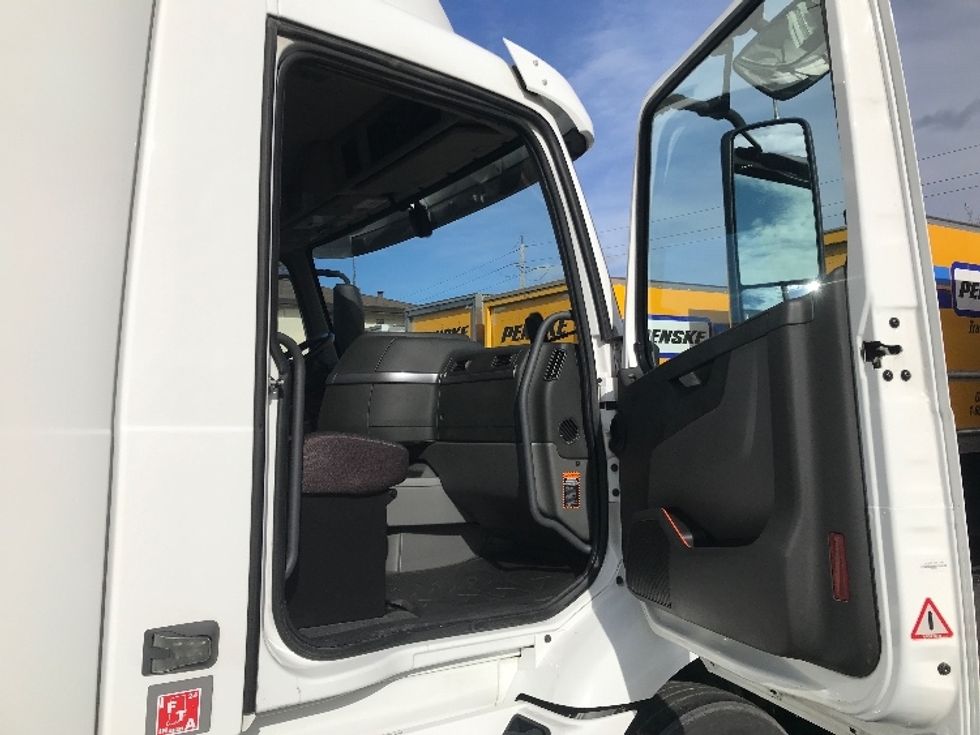 Day Cab Tractor-Heavy Duty Tractors-Volvo-2020-VNR64300-West Sacramento-CA-490,154\n\t\tmiles-$ 51,750 - Image 12