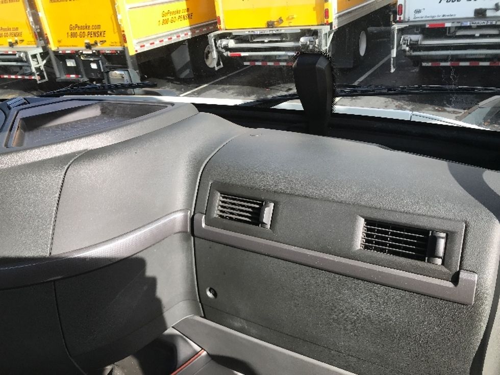 Day Cab Tractor-Heavy Duty Tractors-Volvo-2020-VNR64300-West Sacramento-CA-490,154\n\t\tmiles-$ 51,750 - Image 13