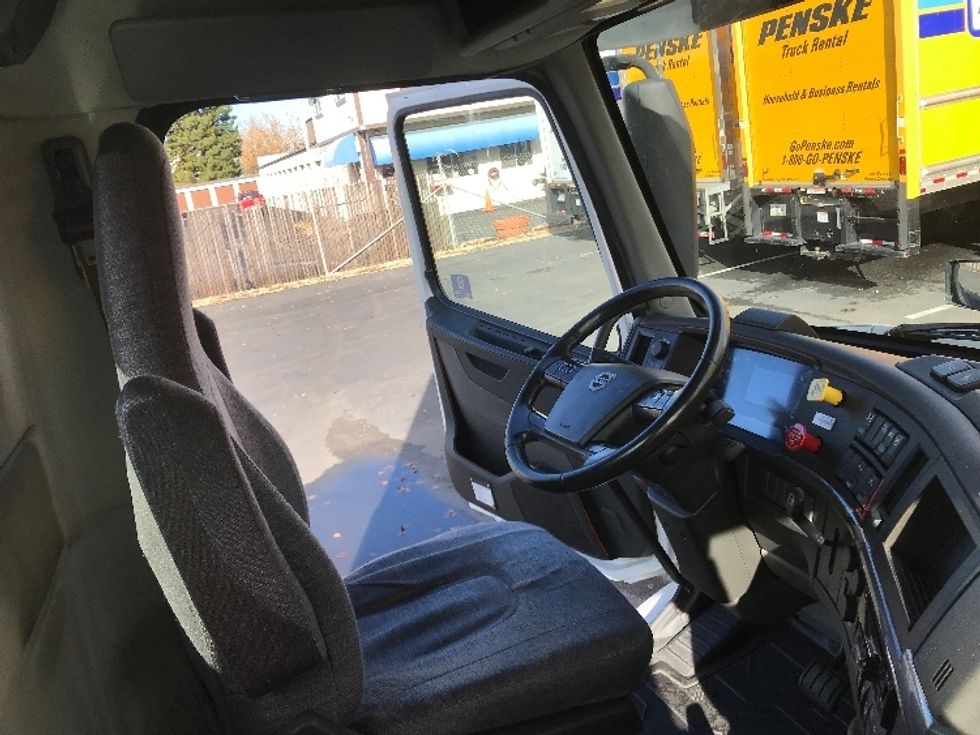 Day Cab Tractor-Heavy Duty Tractors-Volvo-2020-VNR64300-West Sacramento-CA-490,154\n\t\tmiles-$ 51,750 - Image 14