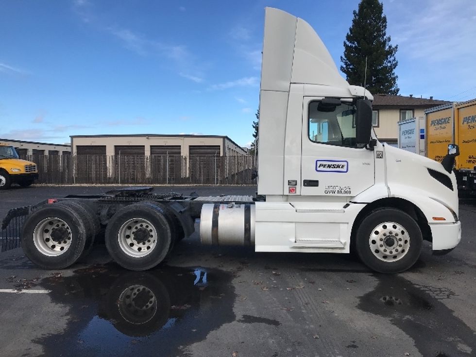 Day Cab Tractor-Heavy Duty Tractors-Volvo-2020-VNR64300-West Sacramento-CA-490,154\n\t\tmiles-$ 51,750 - Image 8