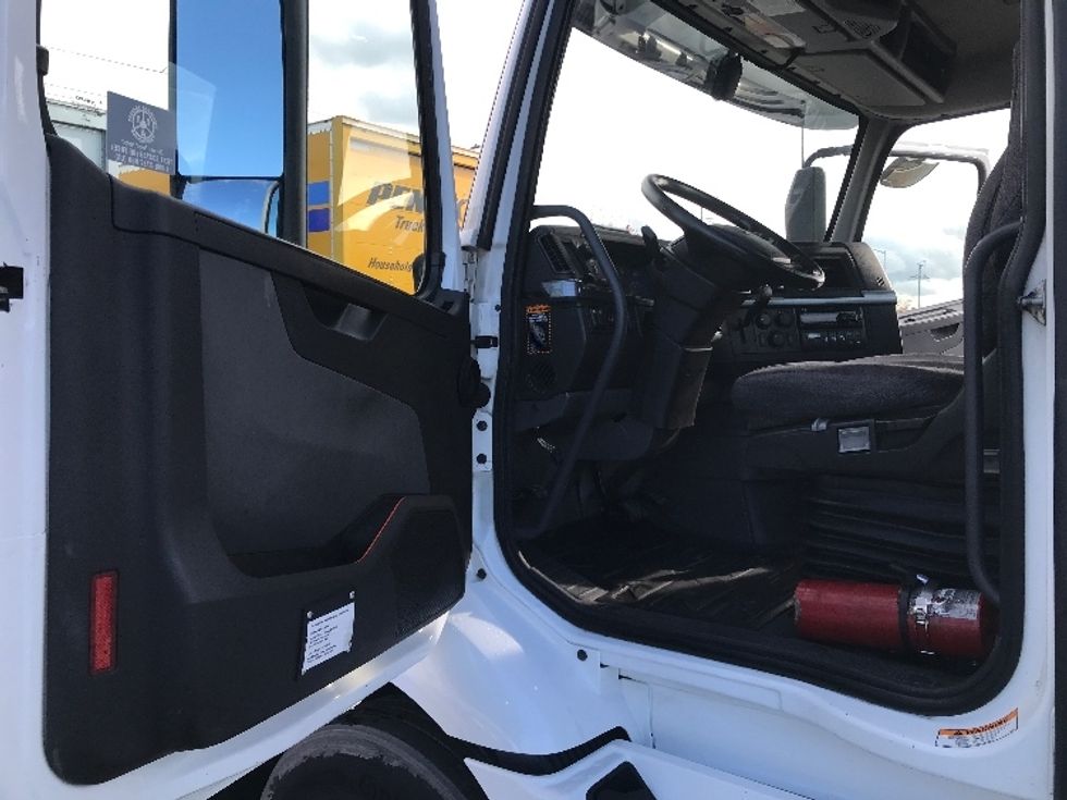 Day Cab Tractor-Heavy Duty Tractors-Volvo-2020-VNR64300-West Sacramento-CA-490,154\n\t\tmiles-$ 51,750 - Image 9