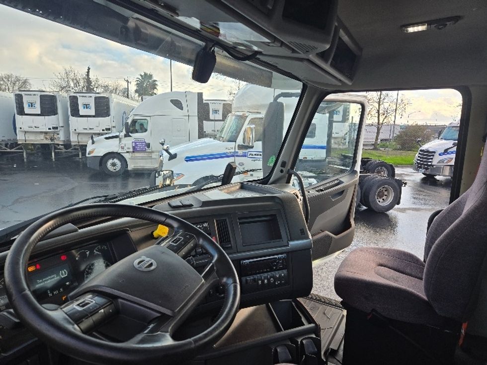 2020 Volvo Truck VNR photo 8