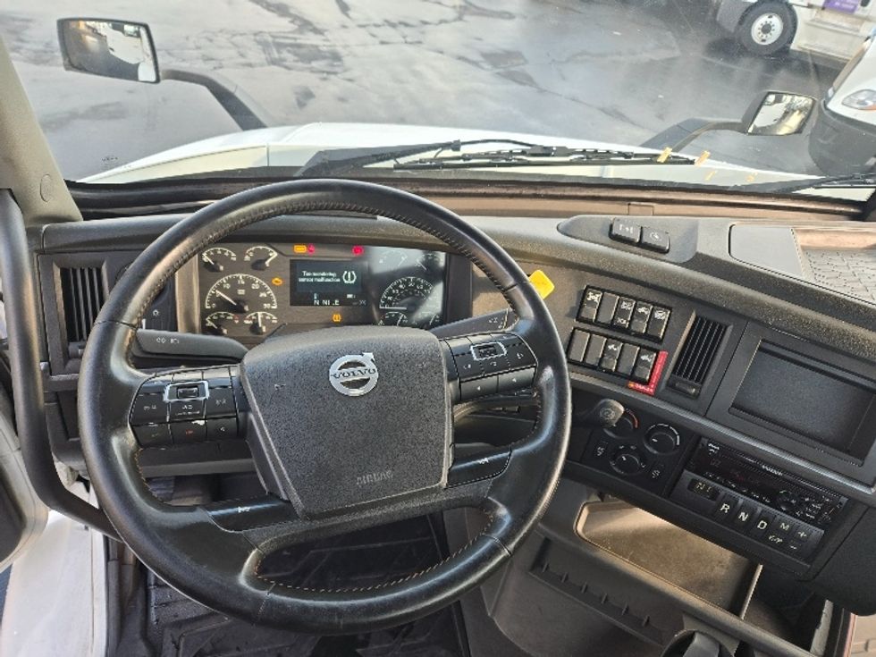 2020 Volvo Truck VNR photo 9