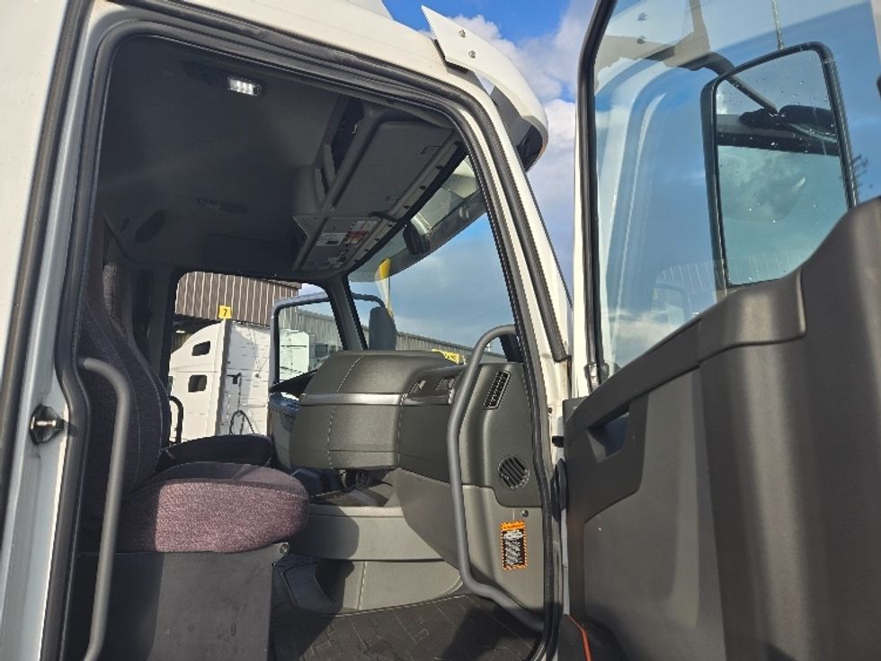 2020 Volvo Truck VNR photo 10