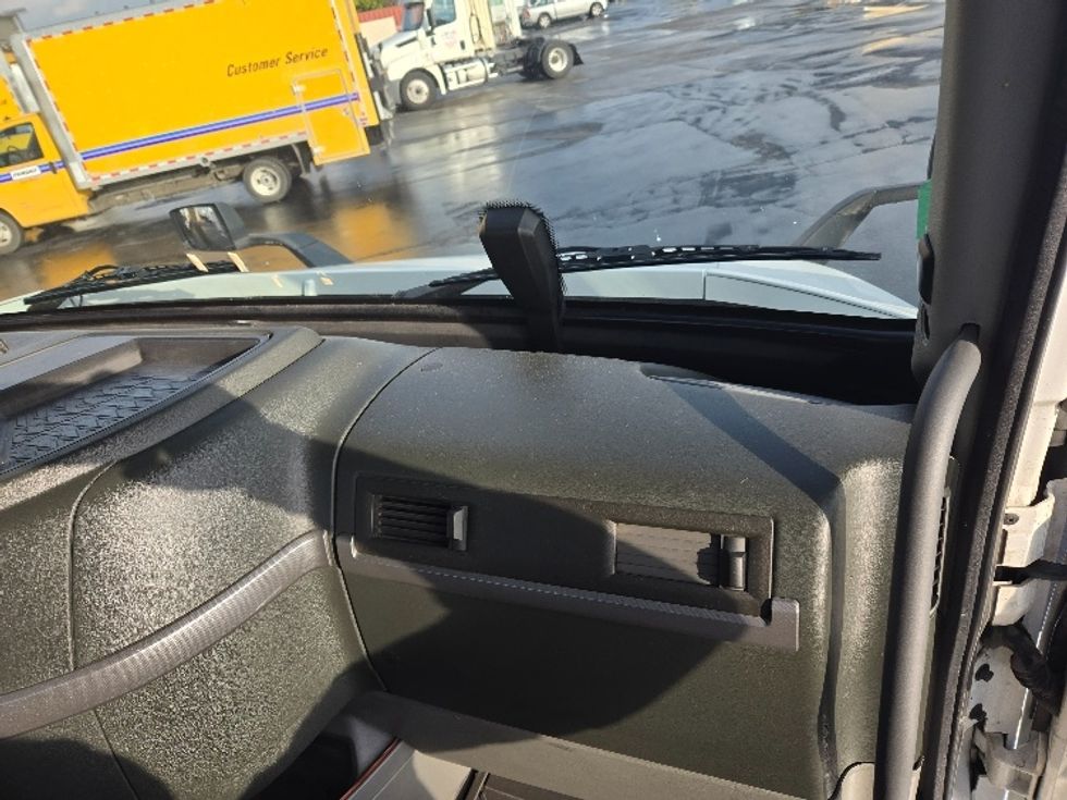 Day Cab Tractor-Heavy Duty Tractors-Volvo-2020-VNR64300-West Sacramento-CA-497,140\n\t\tmiles-$ 52,500 - Image 13