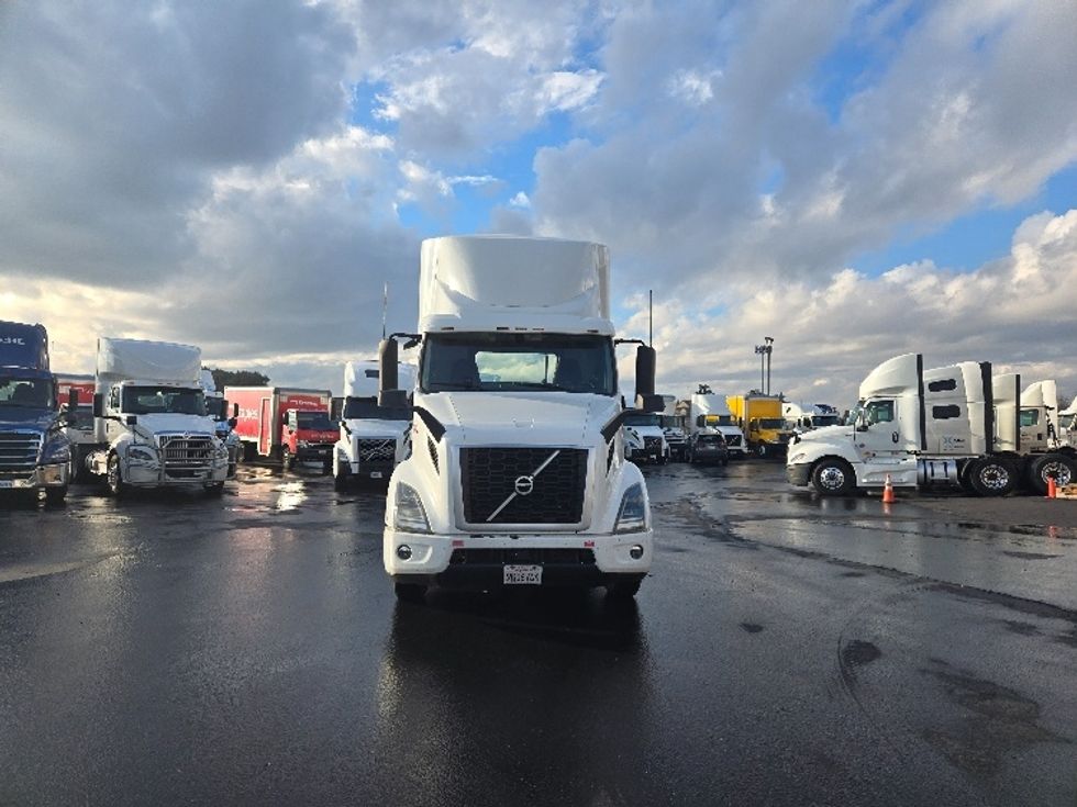 2020 Volvo Truck VNR photo 2