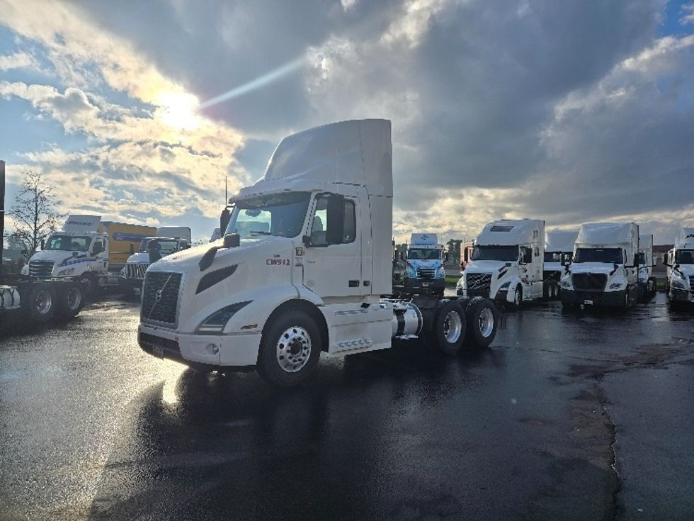 2020 Volvo Truck VNR photo 3