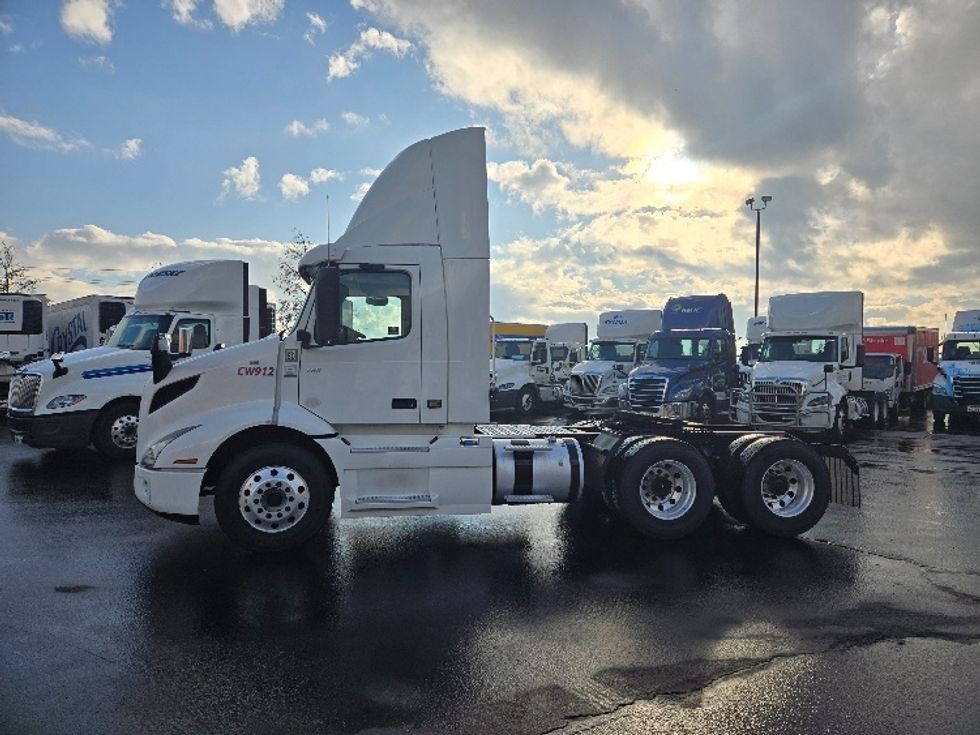 2020 Volvo Truck VNR photo 4
