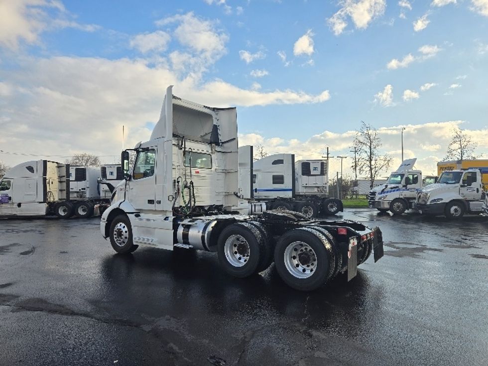 2020 Volvo Truck VNR photo 5