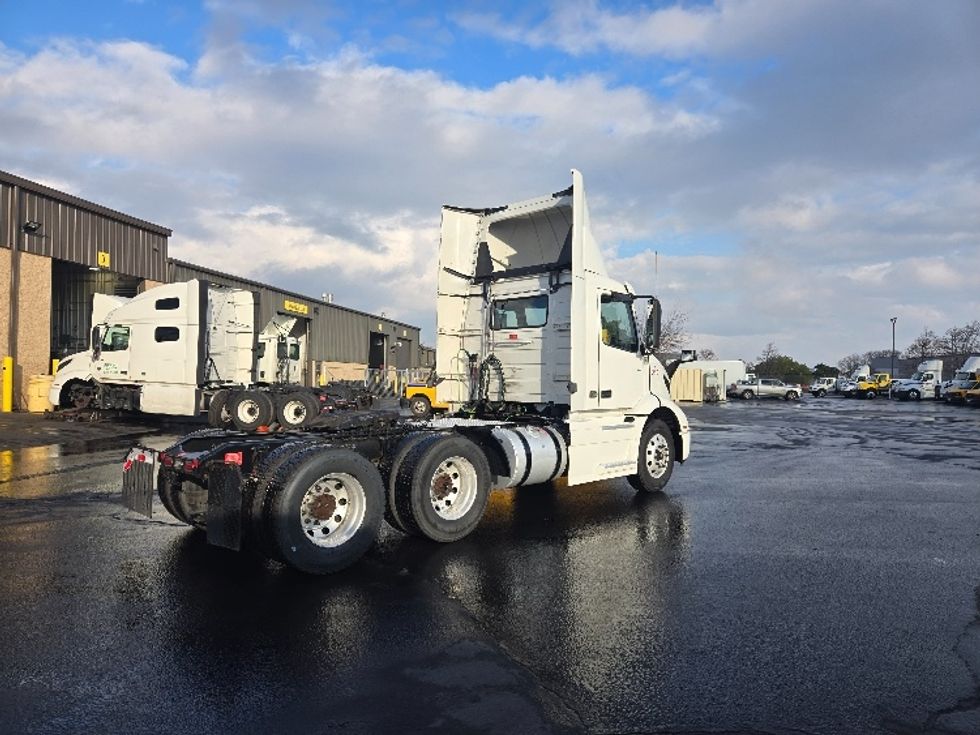 2020 Volvo Truck VNR photo 6