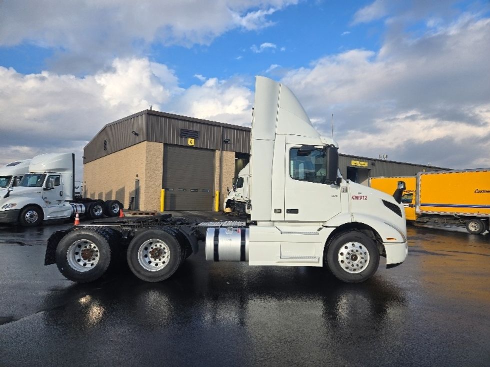 2020 Volvo Truck VNR photo 7