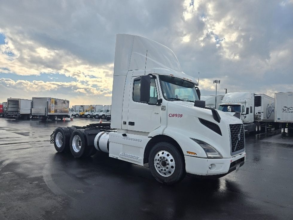 Day Cab Tractor-Heavy Duty Tractors-Volvo-2020-VNR64300-West Sacramento-CA-502,420\n\t\tmiles-$ 51,750 - Image 1