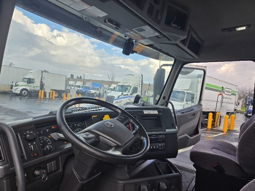 Day Cab Tractor-Heavy Duty Tractors-Volvo-2020-VNR64300-West Sacramento-CA-502,420\n\t\tmiles-$ 51,750 - Image 10